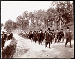 Parada militar com homens uniformizados em cartolas em Dobbs Ferry, Nova York, 1898 (impressão de gelatina de prata)